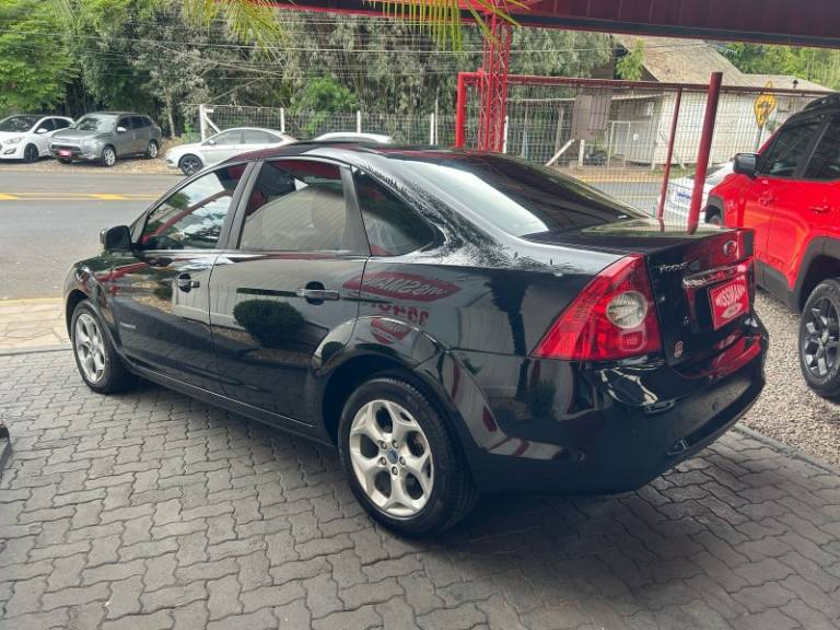 FORD - FOCUS - 2011/2012 - Preta - R$ 43.800,00