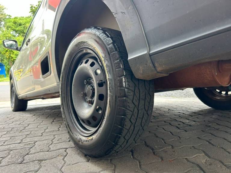 VOLKSWAGEN - SAVEIRO - 2018/2018 - Branca - R$ 42.800,00