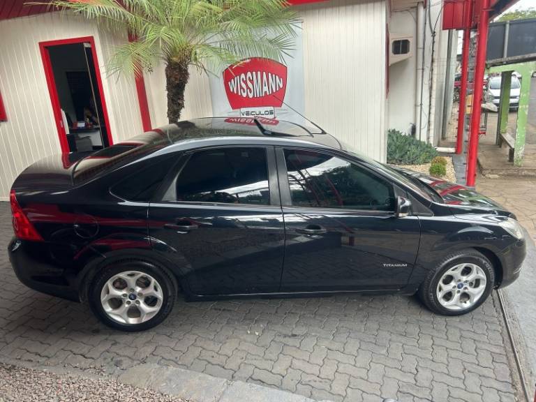 FORD - FOCUS - 2011/2012 - Preta - R$ 43.800,00