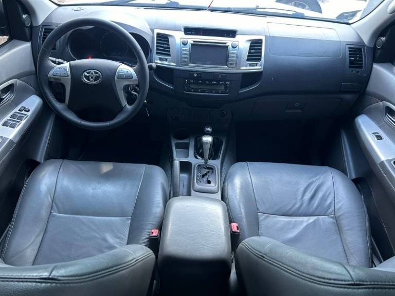 TOYOTA - HILUX - 2015/2015 - Branca - R$ 149.800,00