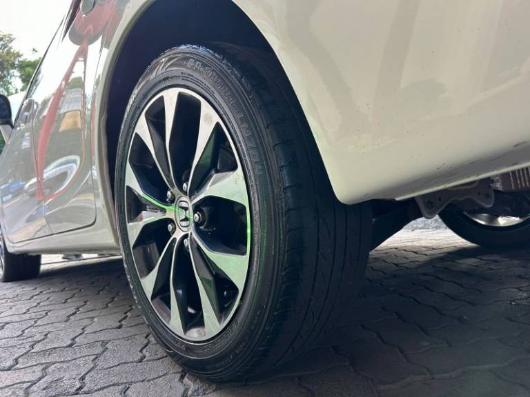 HONDA - CIVIC - 2014/2015 - Branca - R$ 77.800,00