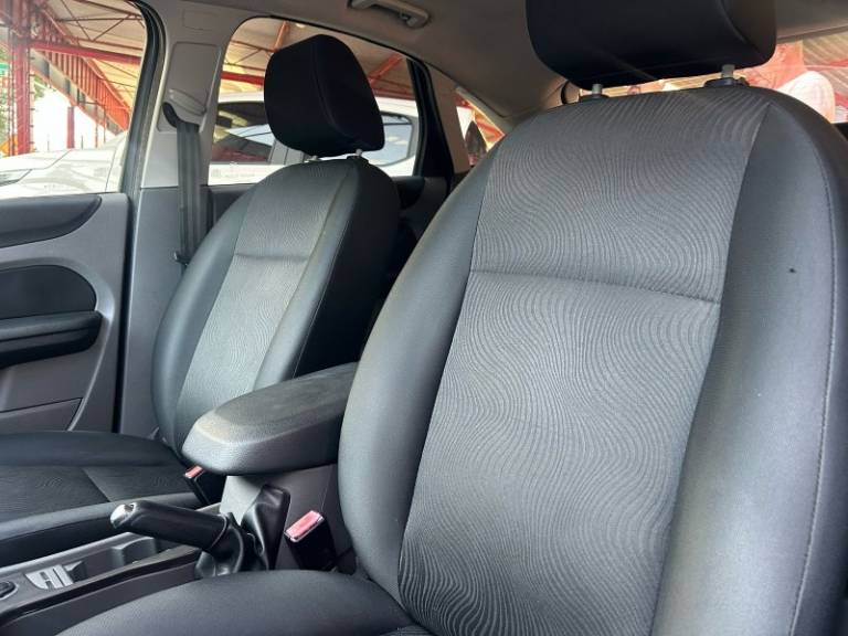 FORD - FOCUS - 2012/2013 - Prata - R$ 41.800,00