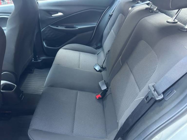 CHEVROLET - ONIX - 2022/2023 - Prata - R$ 77.800,00