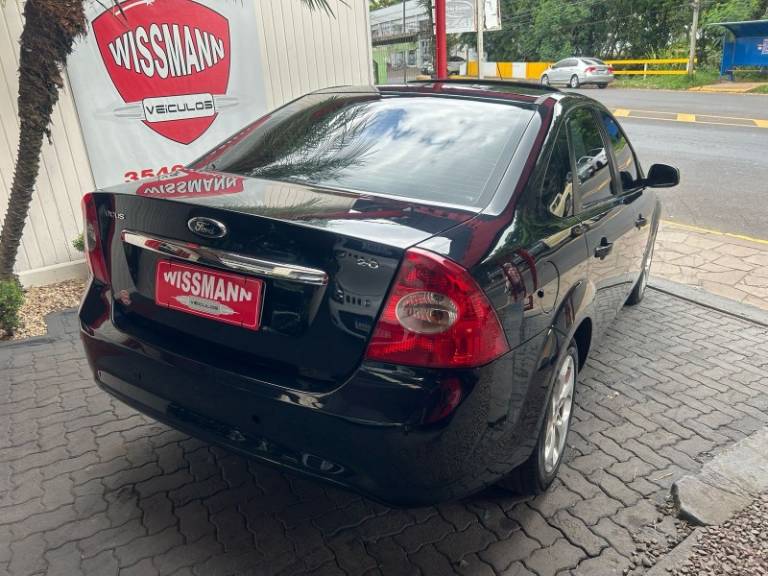 FORD - FOCUS - 2011/2012 - Preta - R$ 43.800,00