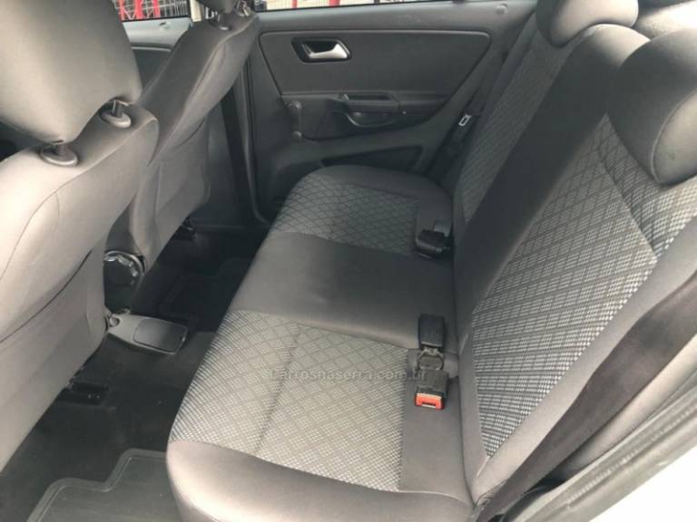 VOLKSWAGEN - FOX - 2015/2016 - Prata - R$ 49.800,00