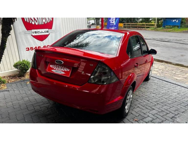 FORD - FIESTA - 2011/2012 - Vermelha - R$ 34.800,00