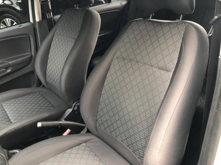 VOLKSWAGEN - FOX - 2015/2016 - Prata - R$ 49.800,00