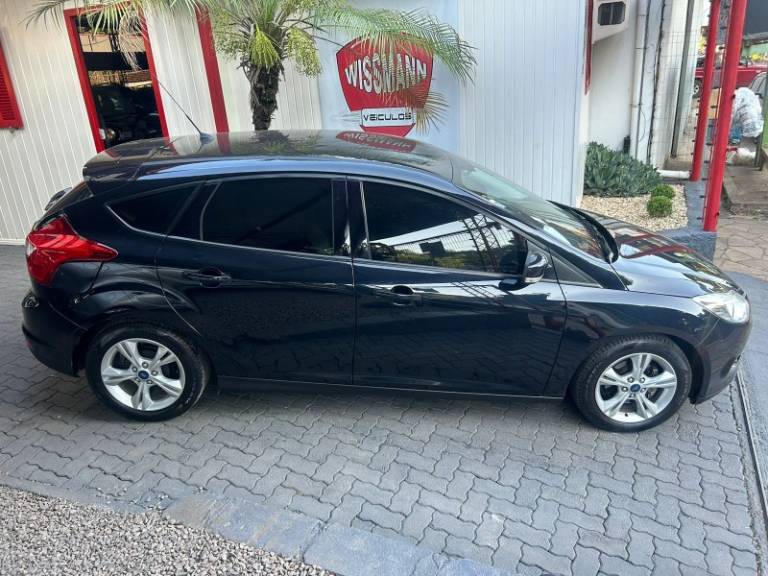 FORD - FOCUS - 2013/2014 - Preta - R$ 50.800,00