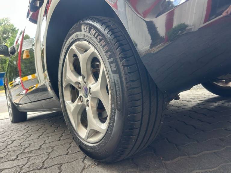 FORD - FOCUS - 2011/2012 - Preta - R$ 43.800,00