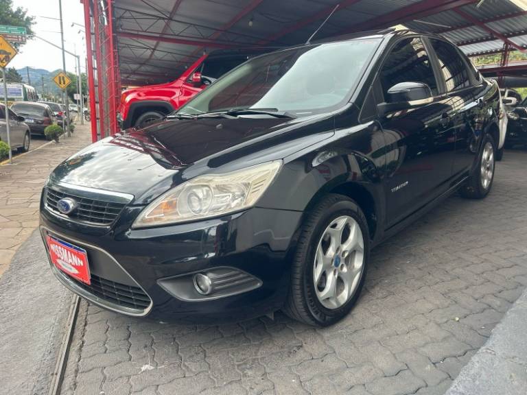 FORD - FOCUS - 2011/2012 - Preta - R$ 43.800,00