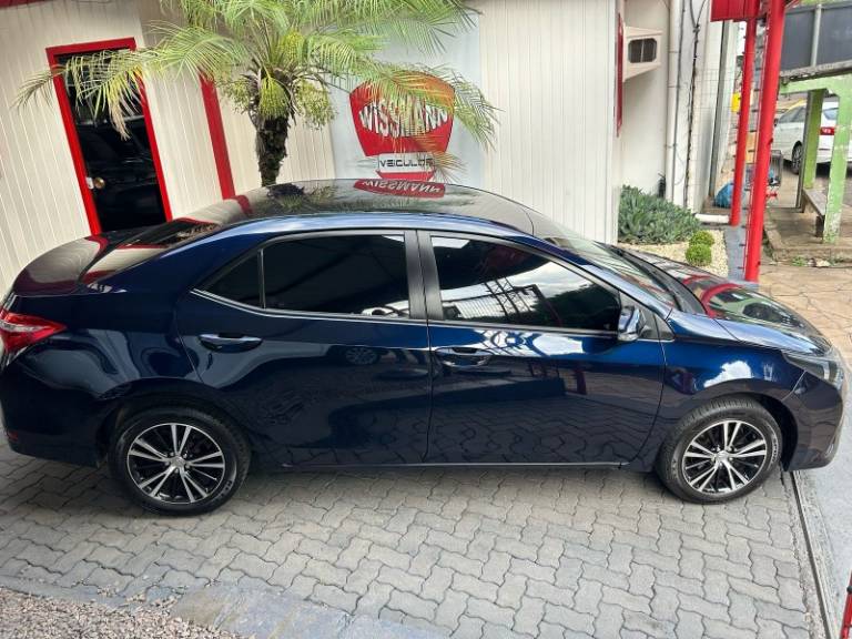 TOYOTA - COROLLA - 2016/2017 - Azul - R$ 93.800,00