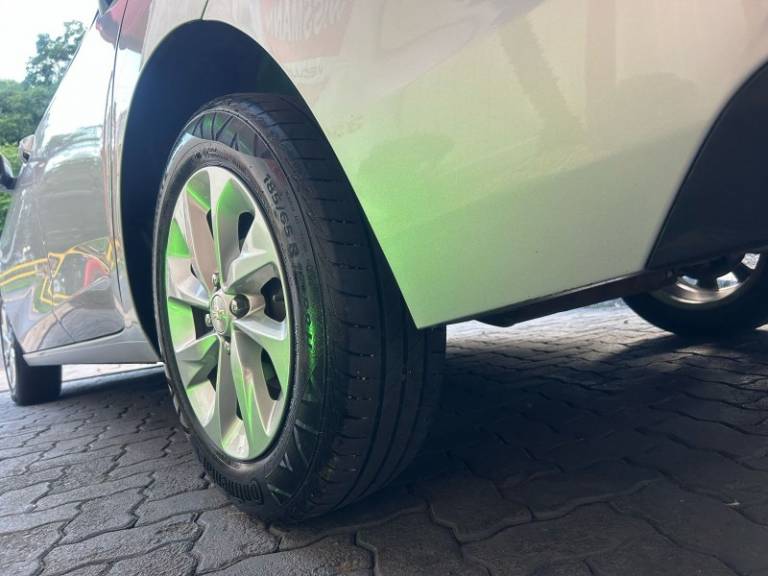 CHEVROLET - ONIX - 2022/2023 - Prata - R$ 77.800,00