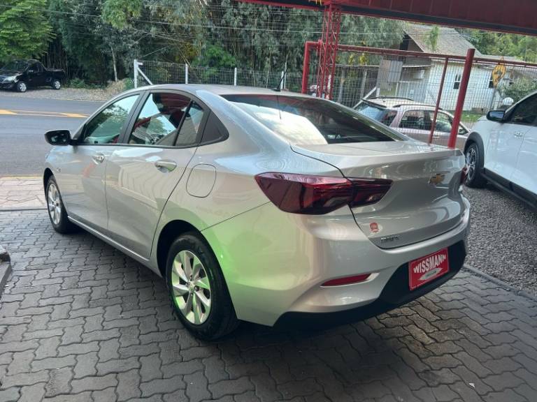CHEVROLET - ONIX - 2022/2023 - Prata - R$ 77.800,00
