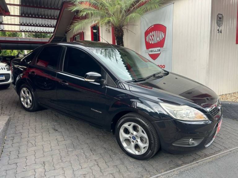 FORD - FOCUS - 2011/2012 - Preta - R$ 43.800,00