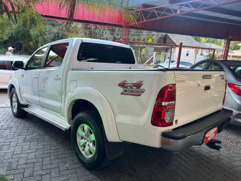 TOYOTA - HILUX - 2015/2015 - Branca - R$ 149.800,00