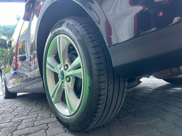 FORD - FOCUS - 2013/2014 - Preta - R$ 50.800,00